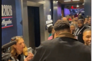 利拉德再度夺得三分大赛冠军 前队友字母哥拥抱庆祝