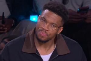 就这字母哥看完海斯的扣篮直接歪头抿嘴摊手非常不满做表情包