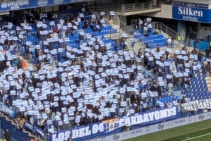 不满上轮比赛延期处理结果，奥维耶多球迷举标语抗议：西甲黑手党