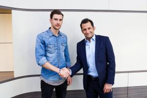 0转会费！格雷茨卡23岁时免签加盟拜仁，一度惹恼沙尔克高层+球迷