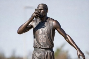 美媒调侃杜兰特小号事件：雷霆计划为杜兰特建一座网上对线的铜像