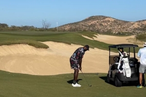 假期愉快！詹姆斯自拍晒在外打高尔夫