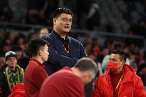 记者：姚明希望你比他厉害！杨瀚森：你这样说我都不知该咋接了