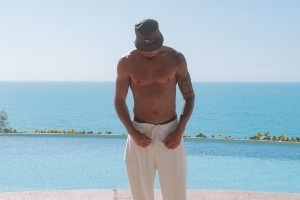 没进全明星只能改度假！小波特海边度假 赤膊出镜好身材肉眼可见