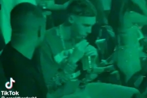 太阳报：帕尔默、佩德罗和库库雷利亚在迪拜度假，一起去夜店