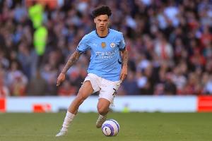 跟队记者：因为奥赖利踢左后卫很好，这使得他在中场也很出色