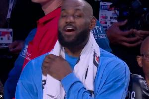 詹詹自喜詹姆斯昨日在板凳自嗨笑骂：法克文班~