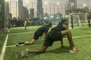 记者：海文和约罗一起在迪拜进行额外训练，希望进入曼联首发阵容