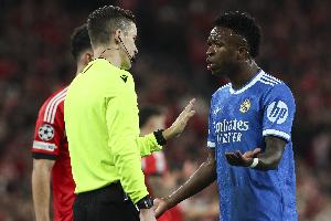 前裁判：要证明维尼修斯被歧视很困难，染黄是因为他扔东西