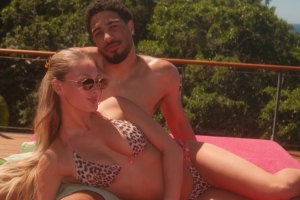 郎才女貌！哈利未婚妻晒照：和宝贝在一起的小岛时光！