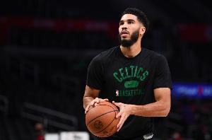 KG：塔图姆至少要歇到训练营 皮尔斯：你一个从不休息的人说这话