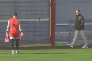 图片报：乌尔比希哥哥现场看弟弟训练，他是拜仁女足二队门将教练