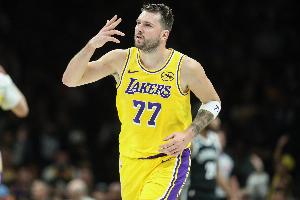 蒂格：东契奇球技不可思议但持球时间太长 亚历山大打球很流畅