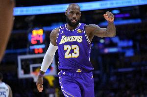 珍妮：詹姆斯在湖人的未来由他自己决定 目前无下赛季回归的迹象