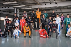 谁将夺冠？F1官方晒22位车手大合影，新赛季两周后揭幕