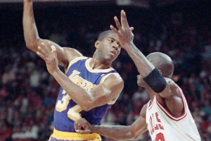 魔术师：祝贺我的好友迈克尔·乔丹生日快乐 期待你获得新成就