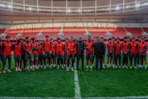 海港亚冠赛前为维塔尔、莱昂纳多颁发上赛季中超最佳阵容奖杯