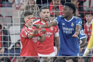 鲁尼谈维尼修斯：他只是在庆祝进球却遭到杂物袭击，这太糟糕