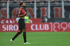 记者：奇克因肠胃炎对阵科莫将坐在替补席，莱奥搭档恩昆库出战