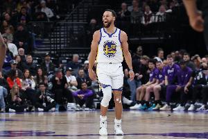 科沃德：库里晃晕我进后撤步三分+抖肩 这是我的欢迎来到NBA时刻