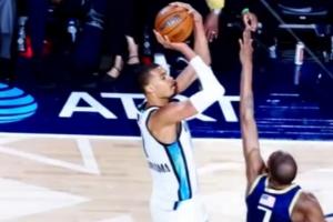 太震撼了！慢镜头看看文班在杜兰特头顶干拔的中距离跳投