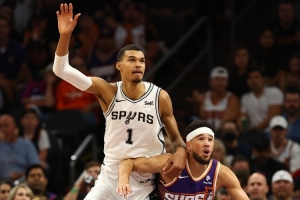 布克谈文班：我非常尊重他 对像他这样打球的球员充满敬意