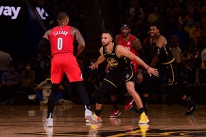 杨毅：利拉德虽然成就不如库里 但给人带来的震撼感不在库里之下