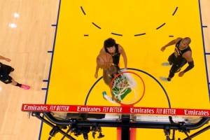 穷追猛打！杰伦·布朗强攻内线打成2+1 率队继续扩大领先