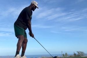 詹姆斯晒假期打高尔夫动态：已经在想念你了 下次再见