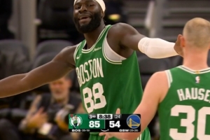 乘胜追击！德里克·怀特空切上篮得手 凯尔特人领先31分打停勇士