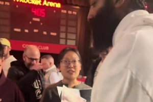 优质偶像！哈登赛后给来自上海的13年登迷送上签名