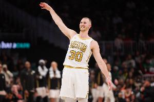 外线对飙！半场凯尔特人三分26中12 勇士三分30中11