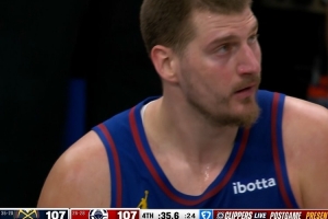 终于发力！约基奇连续单打大洛&科林斯 2记抛投追平比分！