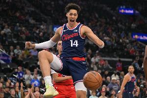 卢：尼德豪泽身体对抗强度在进步 他现在打得越来越好了