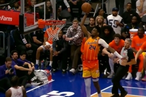 电光石火！杜兰特突破冲筐反扣不中 黄蜂反击空接得手