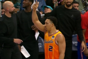 时间刚刚好！泰特压哨抛投得手 格威压哨三分还以颜色