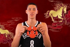 小时候玩过吗？篮网球员们体验剪纸民间艺术 剪得都还挺好