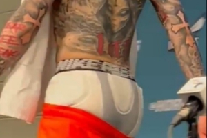 放飞自我！三球赛后光膀子接受采访 中途离席露出打底裤