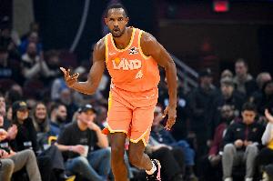 阿伦：莫布里表现太出色了 他在攻防两端为我们包办一切