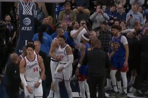 瓦兰跟尼德豪泽卡位起冲突！马瑟林+邓恩火速加入战局！