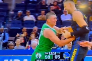 一看分差30+！波尔津吉斯和普理查德争抢篮球 笑哈哈互不相让