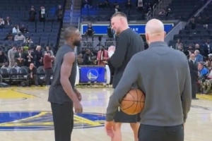 冠军队友！波尔津吉斯和杰伦·布朗赛前互动 有说有笑心情大好