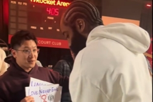 这一趟值得！哈登为从上海远道而来的13年铁粉送上签名