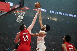 本赛季球队防守下滑是否意外？克林根：有点 但伤病不是借口