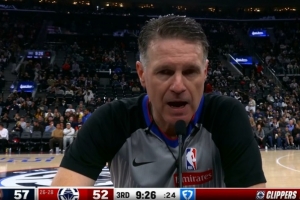 没升级！卡梅隆·约翰逊三分造科林斯犯规 裁判回放后吹普通犯规