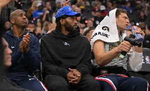 保罗：伦纳德是个特别好的人 他喜欢篮球 整天都在训练