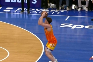 大心脏！克尼佩尔三分再中 还剩5.7秒黄蜂落后2分