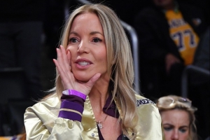 珍妮·巴斯：朗·罗森对体育&娱乐有着深刻的理解 且能把握住方向