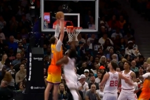 内线守不住！黄蜂追打申京 卡尔克布伦纳空接暴扣打进加罚