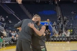 老队友！波尔津吉斯赛前热身 杰伦·布朗&怀特上来与其互动